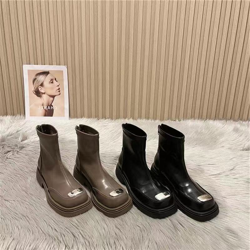 W6305-1短靴女秋冬单靴韩版软皮金属马丁靴平底弹力百搭薄绒