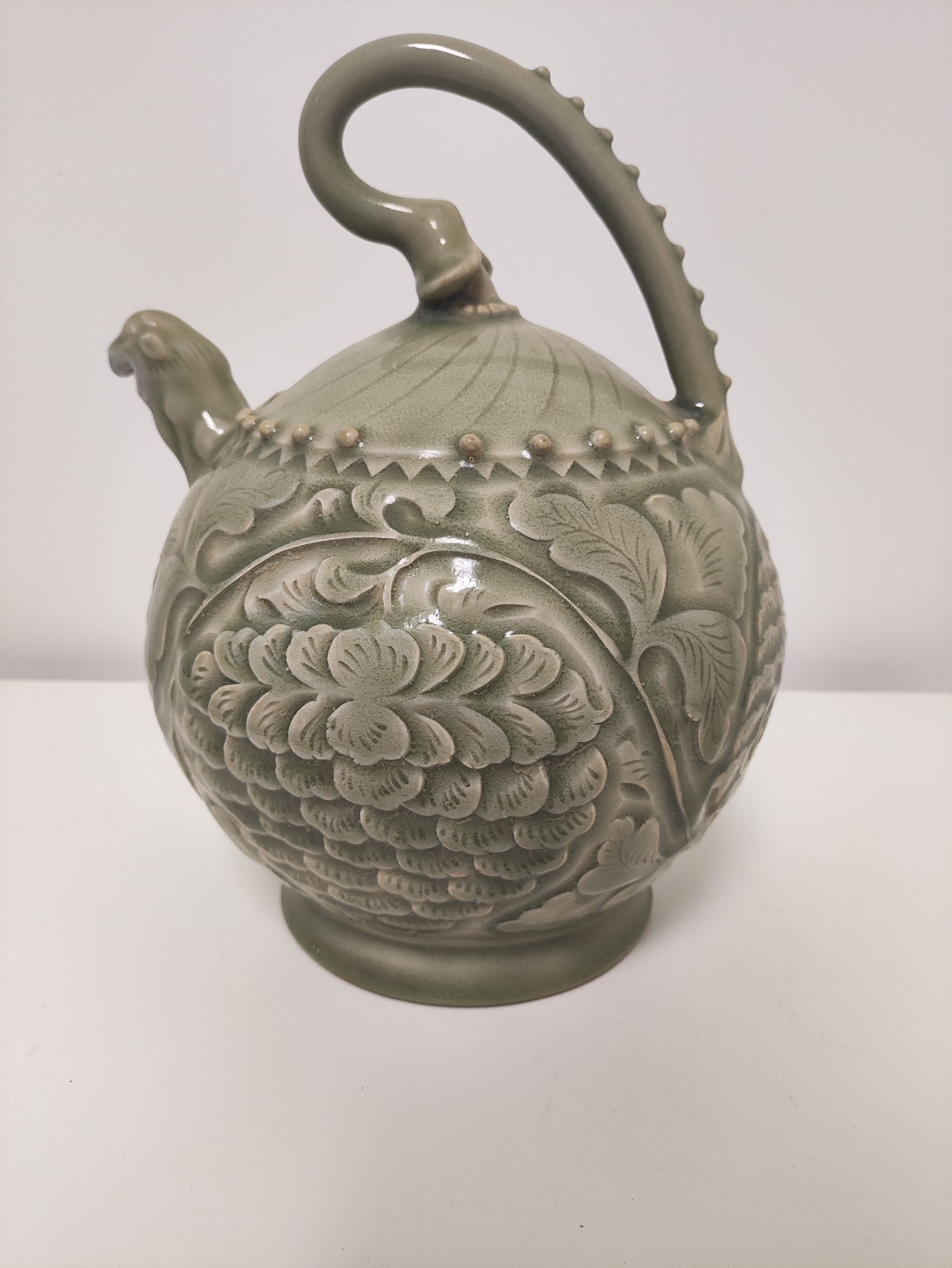 手工刻花耀州四绝之一青瓷倒流壶