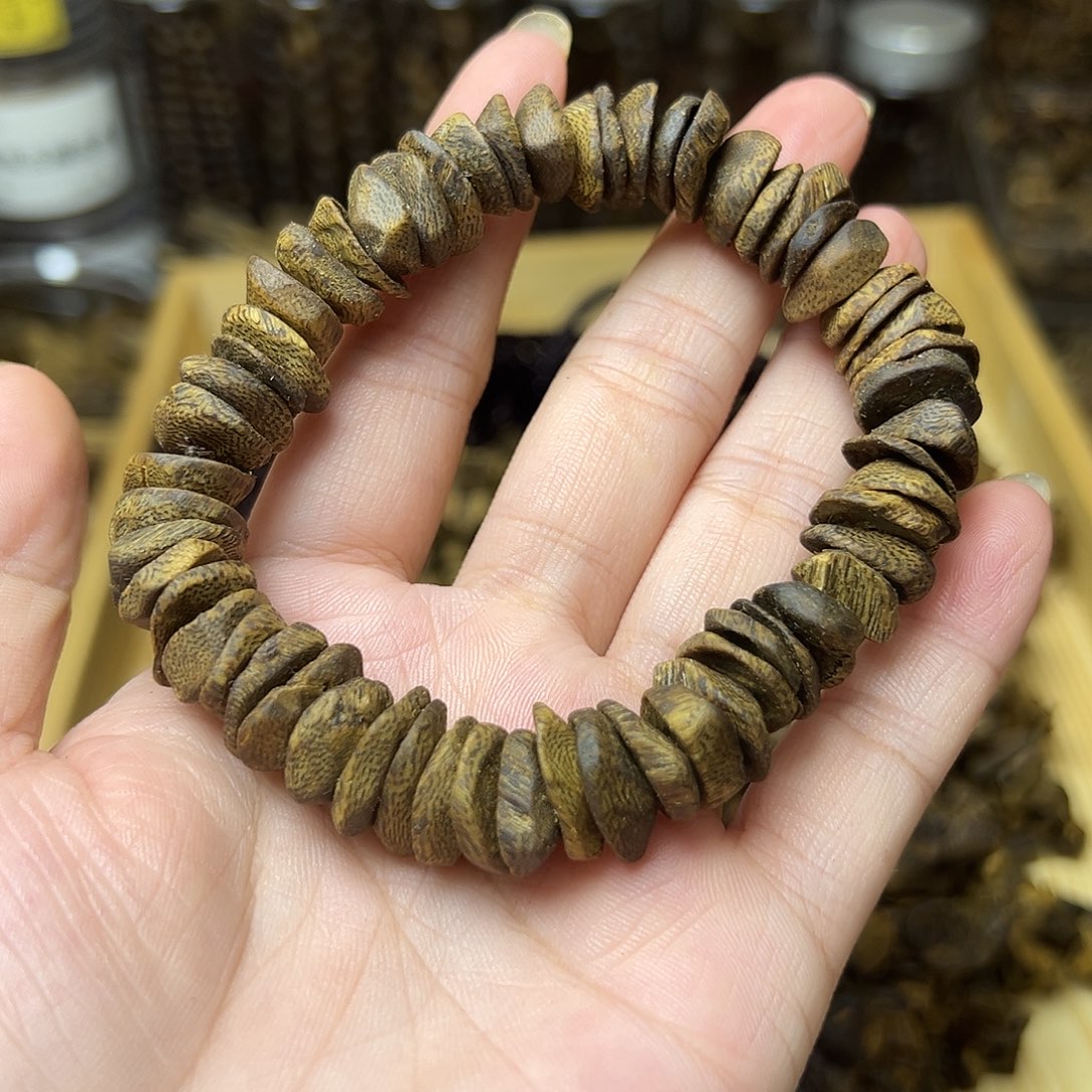 凡***杜沉香手串树丁包壳随形单圈16克