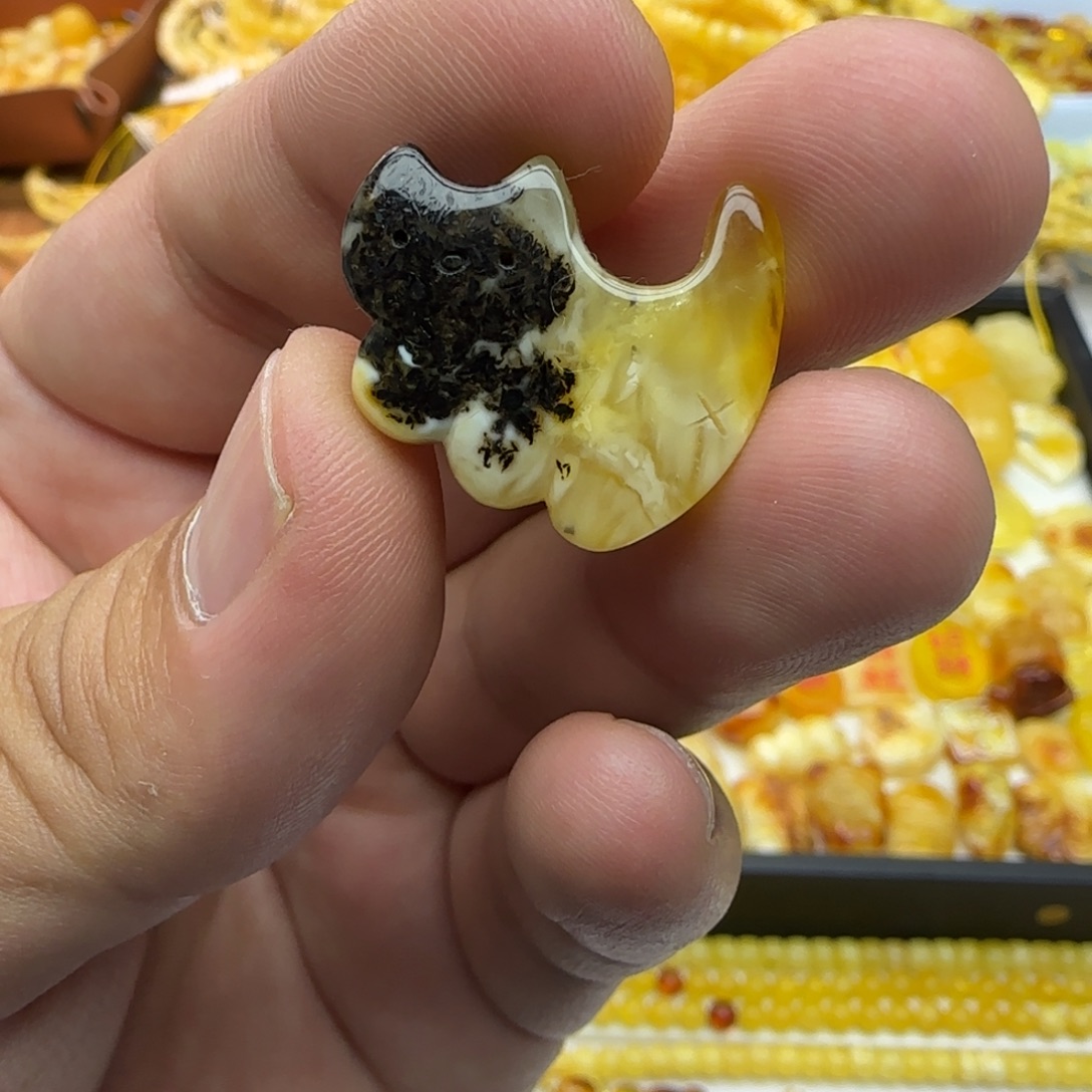 琥珀未镶嵌裸石2克有瑕