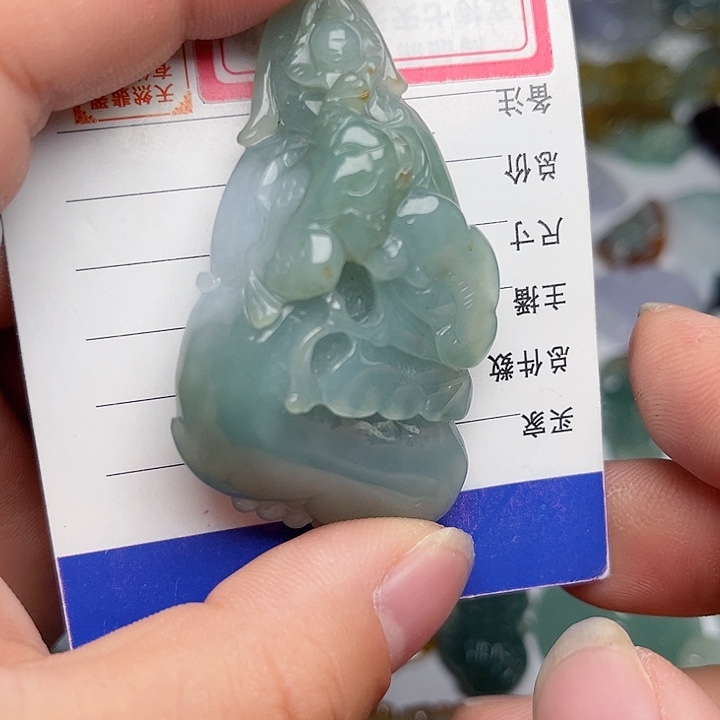 翡翠颈饰未镶嵌如意