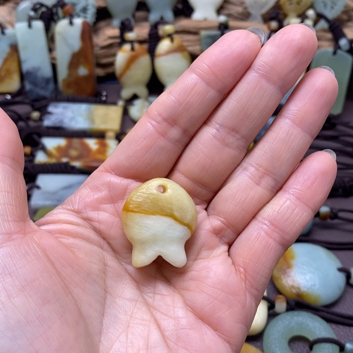 南***茶蛇纹石玉未镶嵌颈饰