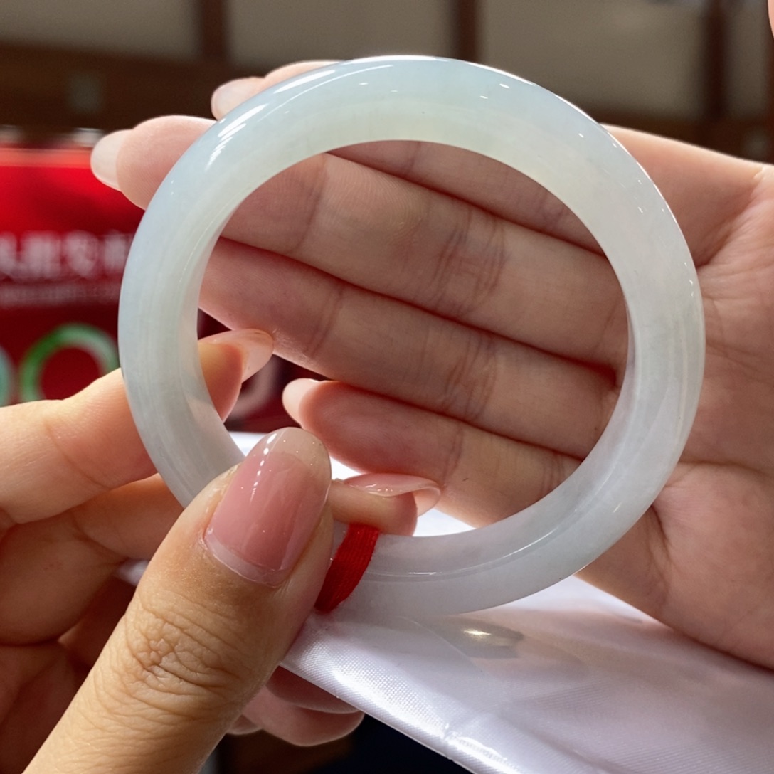 翡翠手镯未镶嵌翡翠