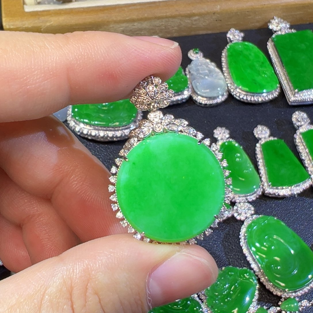 翡翠18K金镶嵌颈饰