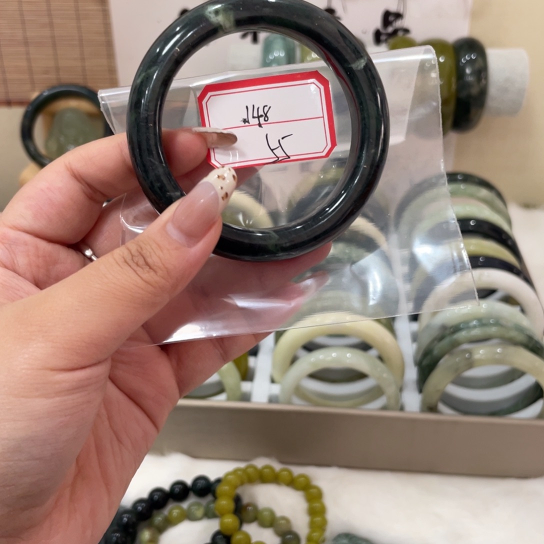 蛇纹石玉手镯未镶嵌