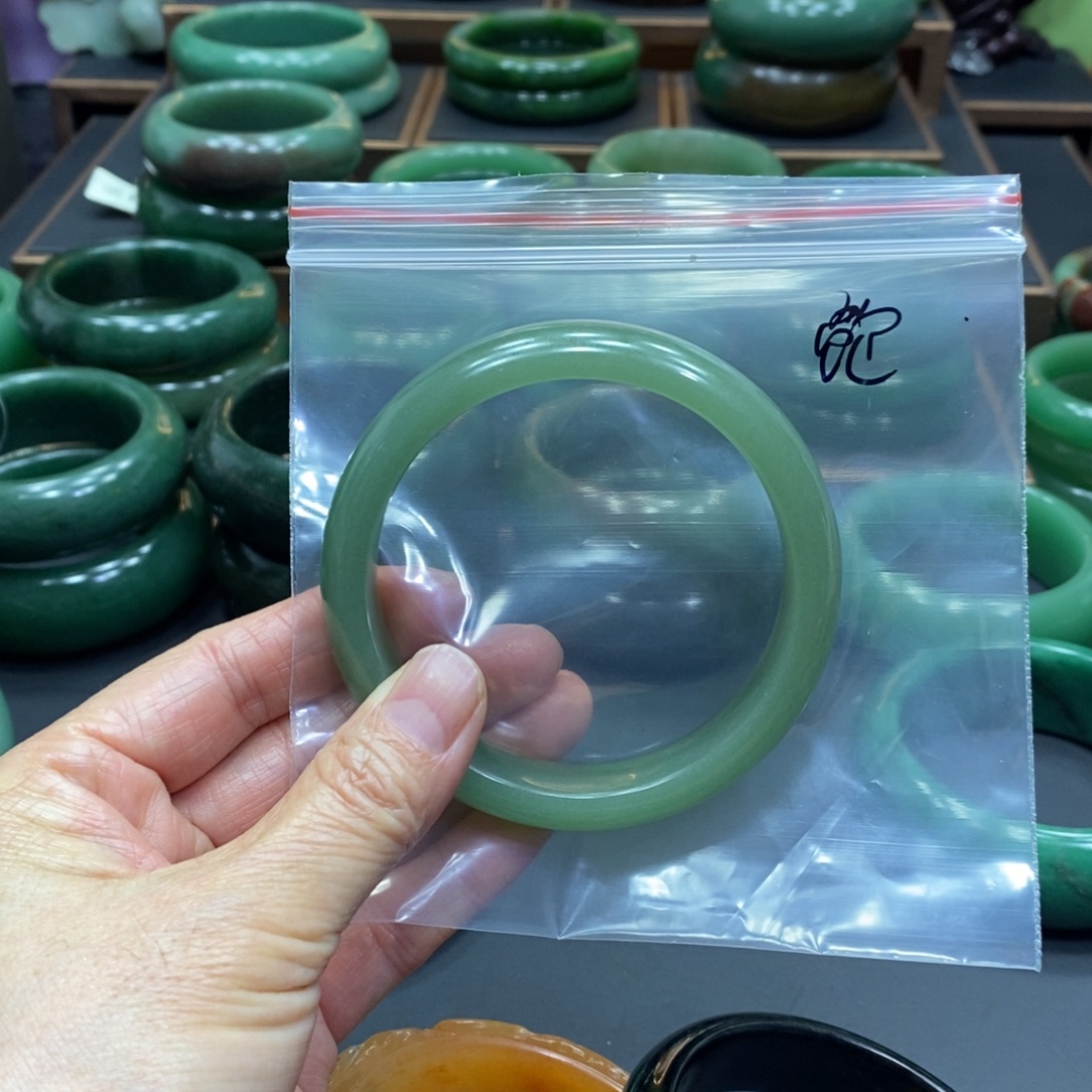 鲍***娟石英质玉未镶嵌手镯