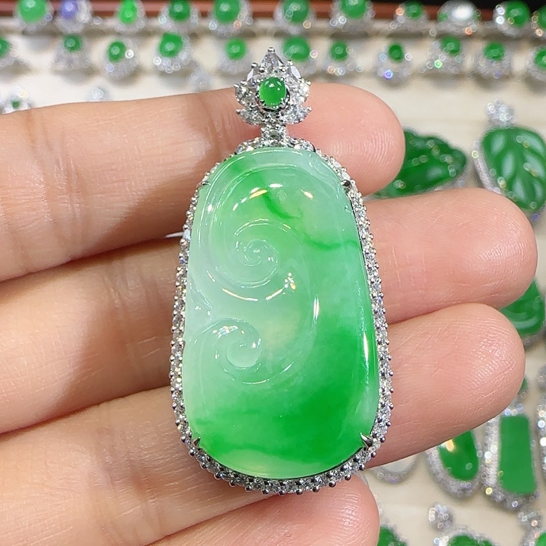 翡翠吊坠(不含链)18K金镶嵌