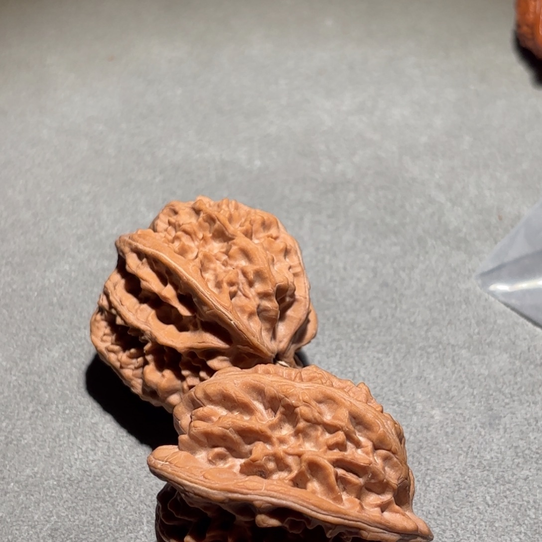 吊坠桃核三羊谷火山小粗筋