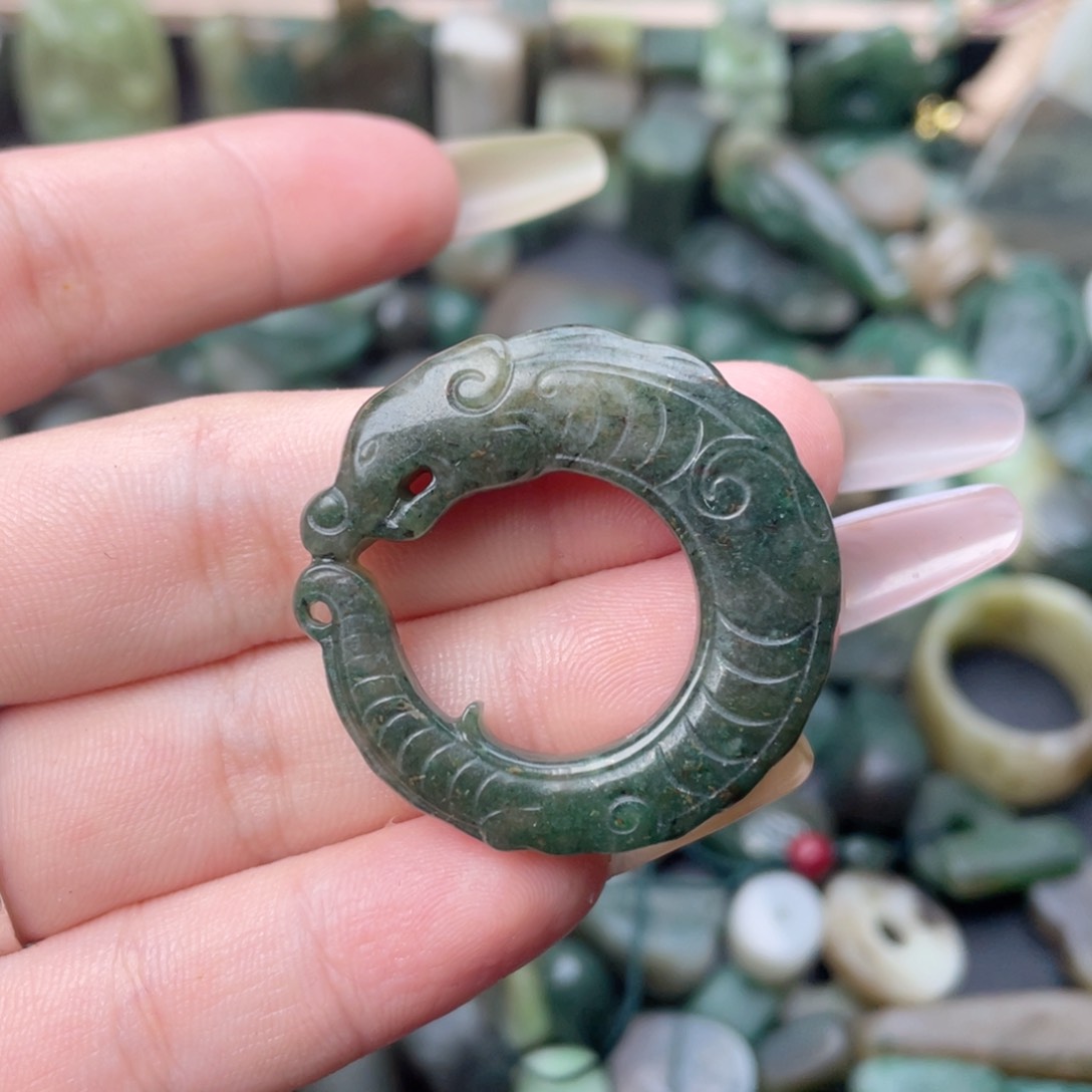 独山玉未镶嵌颈饰