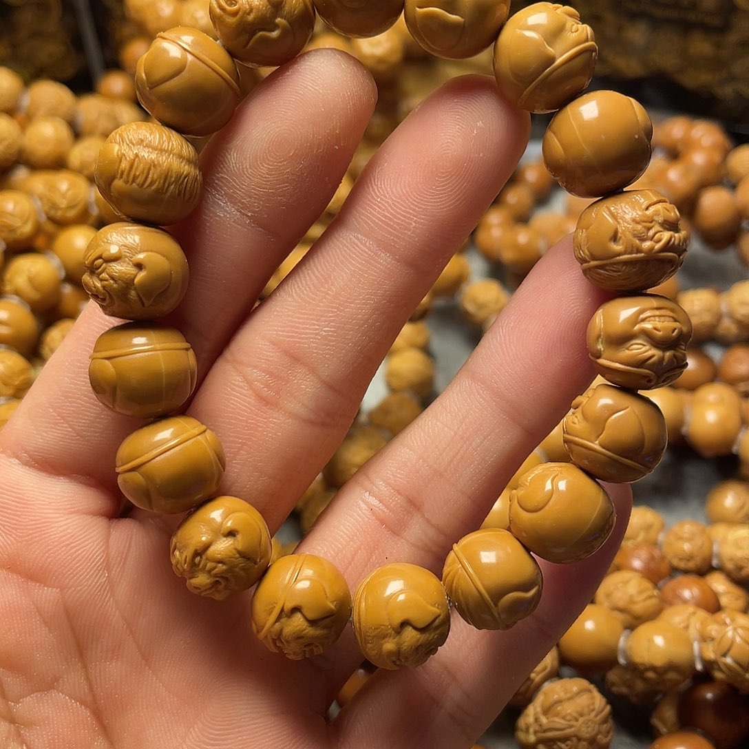 猴头核桃雕刻猪八戒百态