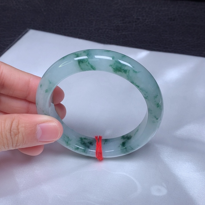 翡翠手镯未镶嵌。