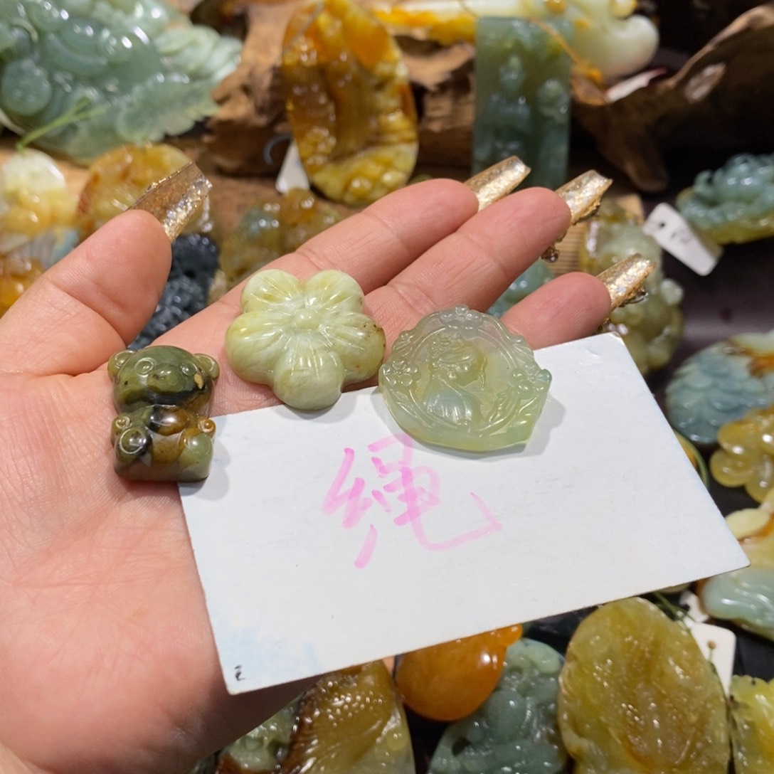 蛇纹石玉颈饰未镶嵌