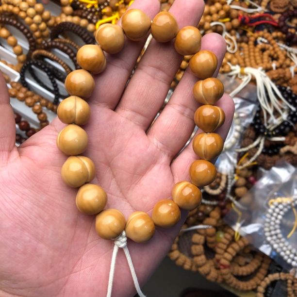 【爱心屁桃光珠】手持14-15mm左右猴头核桃手串（微黑点介意勿拍）