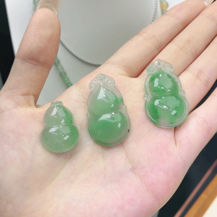 抱***了石英质玉（非洲翠）未镶嵌颈饰