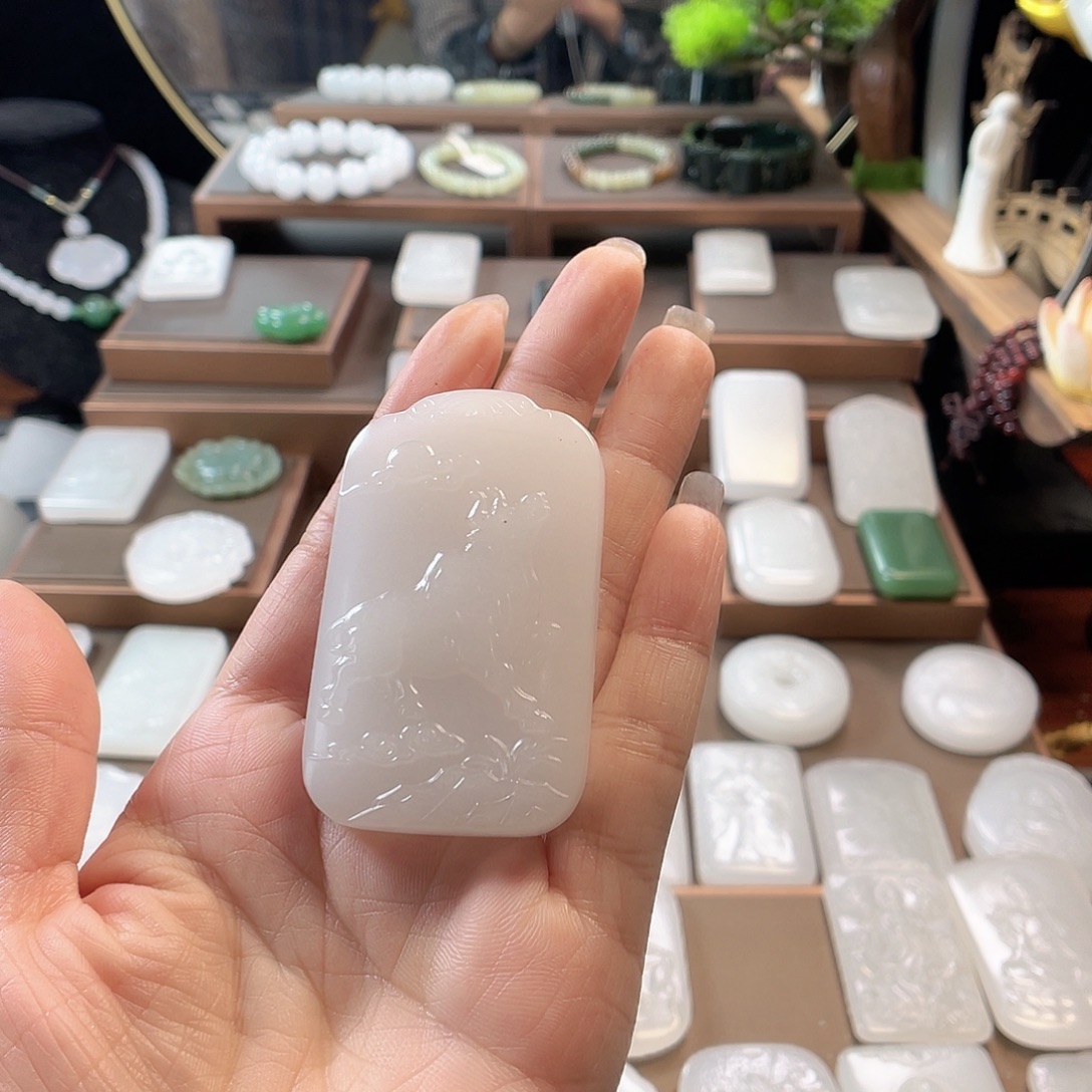 林***）石英质玉（金丝玉）未镶嵌颈饰新疆金丝玉双面雕工