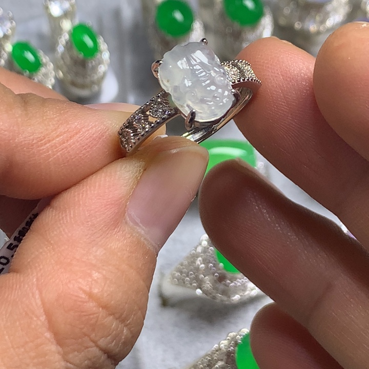 翡翠未镶嵌戒指铜托，卖裸石，需要二次镶嵌