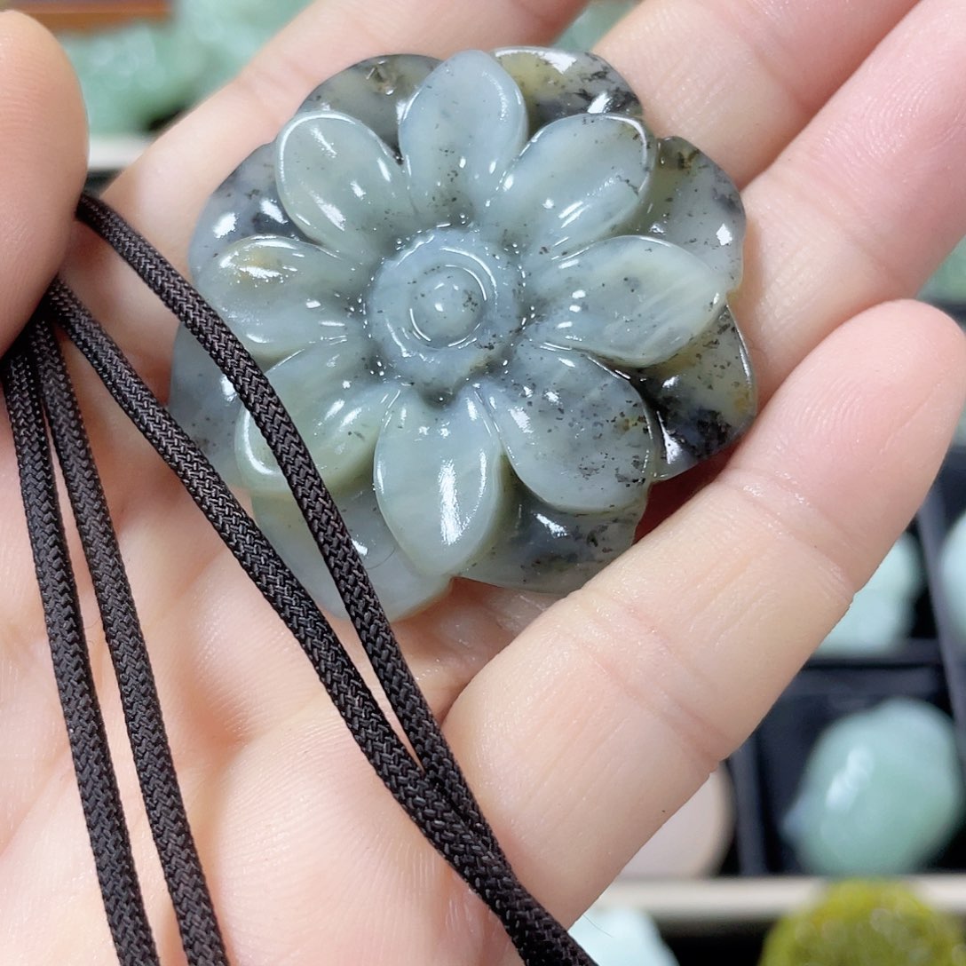 蛇纹石玉颈饰未镶嵌