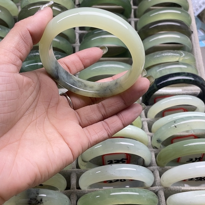 蛇纹石玉未镶嵌手镯210