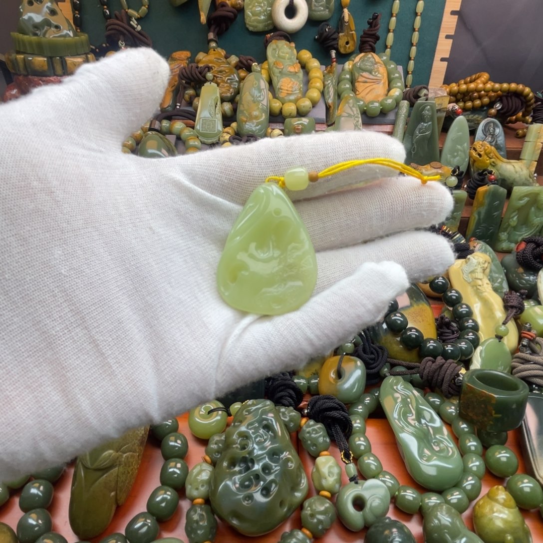 岫岩老玉（透闪石质玉）未镶嵌颈饰