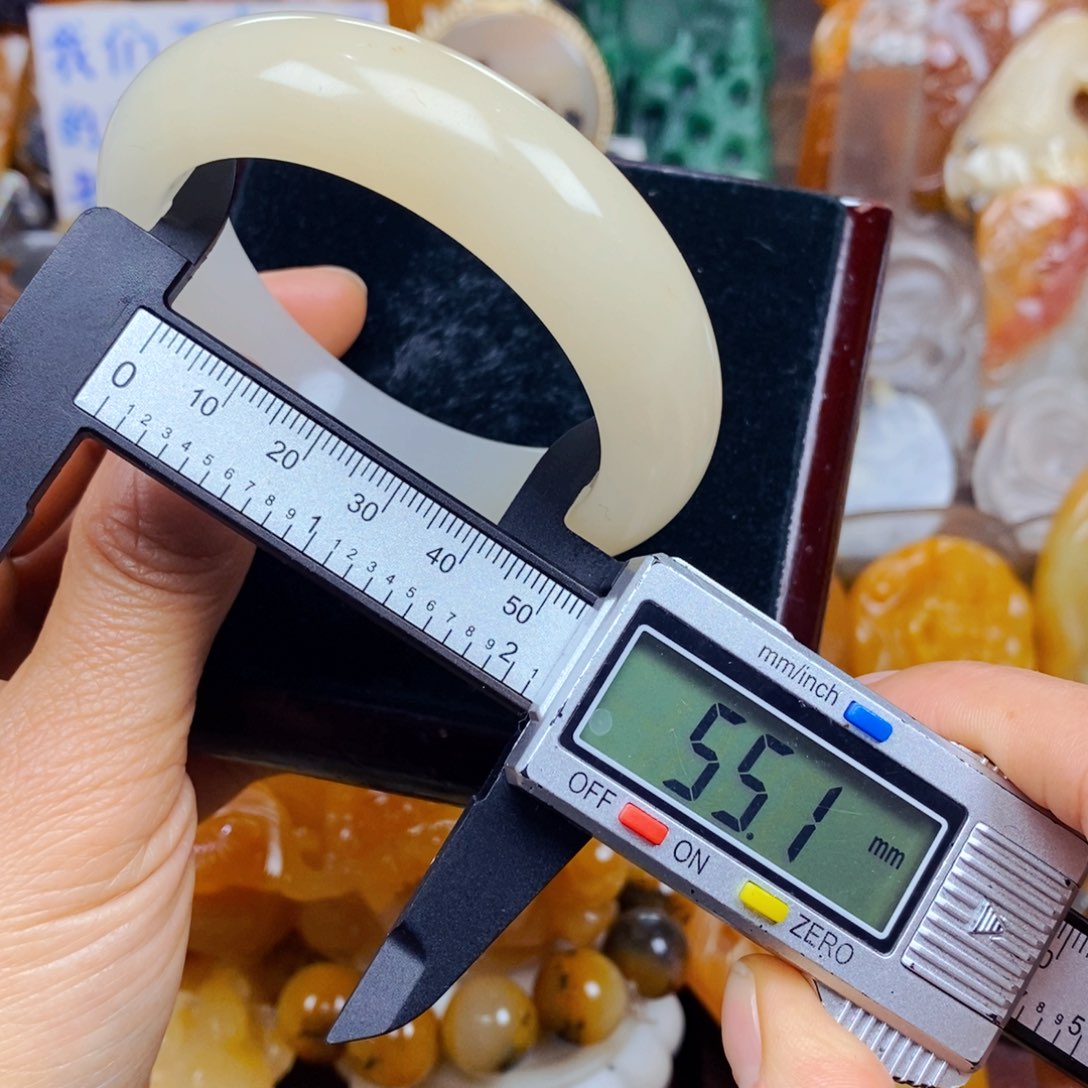 石英质玉（黄龙玉）未镶嵌颈饰