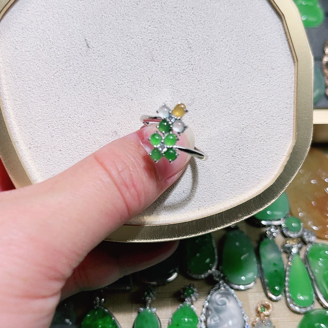 翡翠颈饰未镶嵌裸石