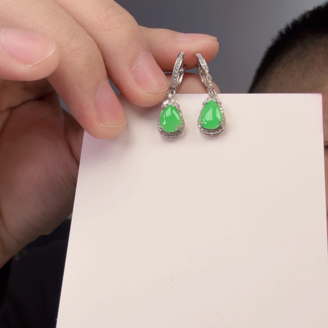 翡翠颈饰未镶嵌一对