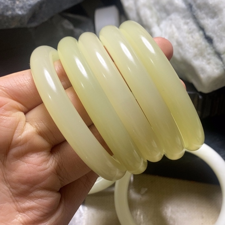 透闪石质玉未镶嵌珠宝半成品洪***虾