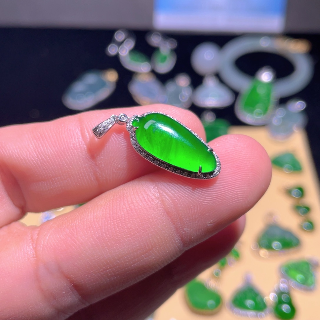 翡翠吊坠(不含链)18K金镶嵌翡翠