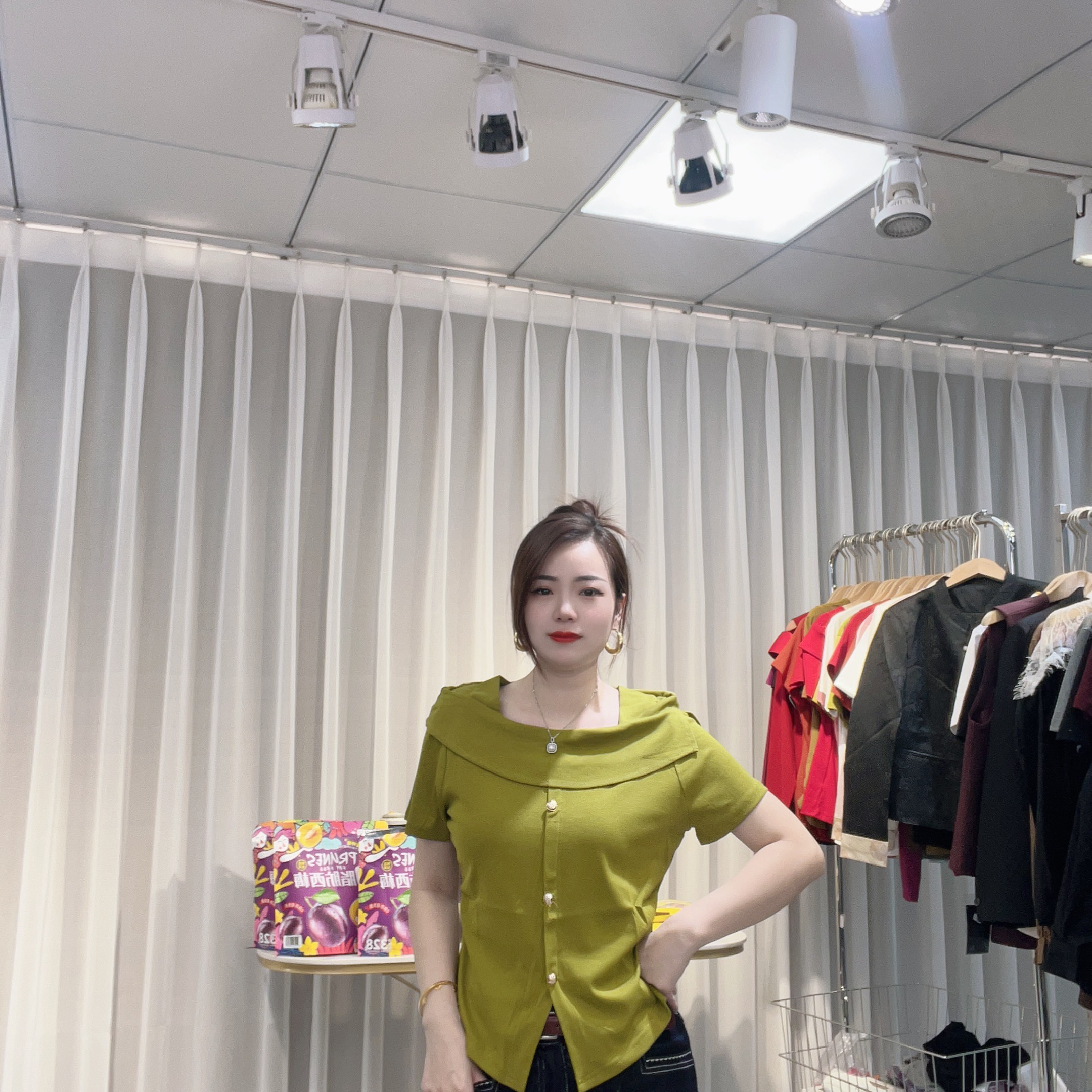 大美小美 一字肩方领短袖常规款T恤收腰纯色上衣