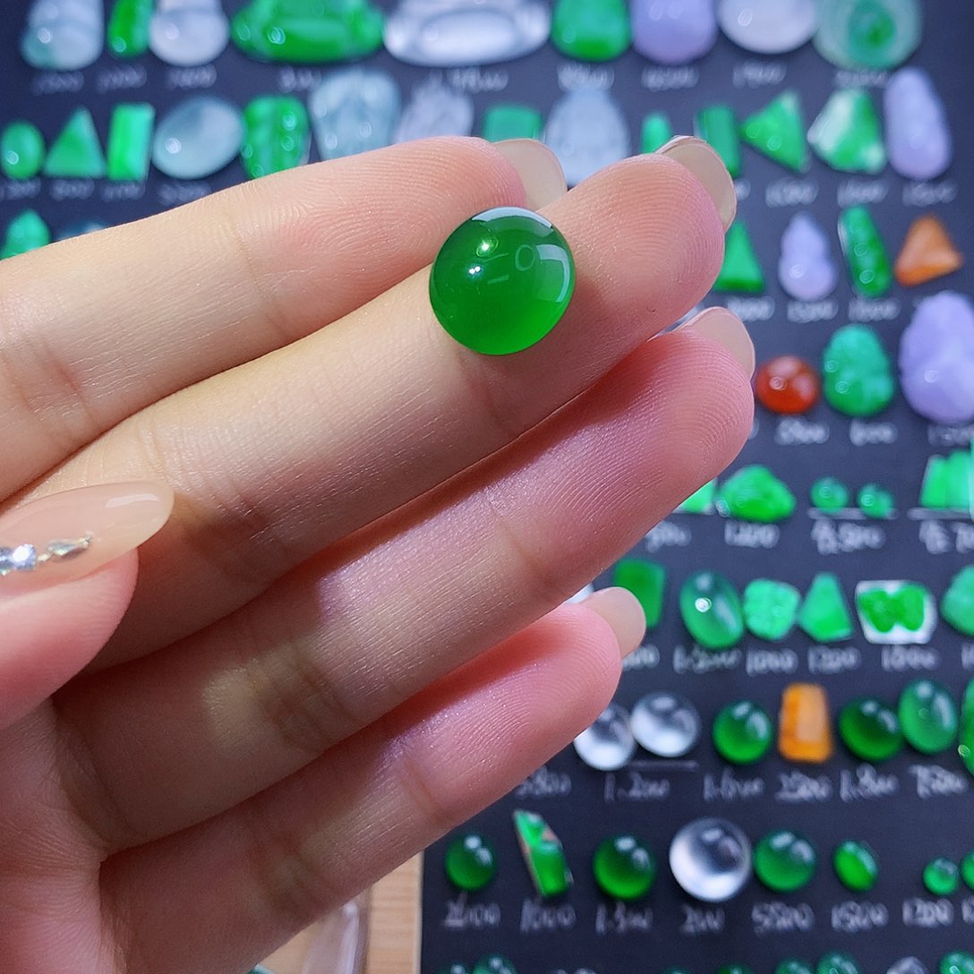 颈饰未镶嵌翡翠绿蛋面