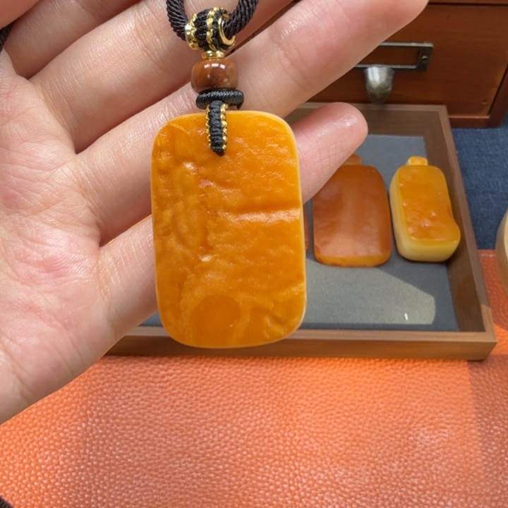 蜜蜡未镶嵌吊坠(赠链)