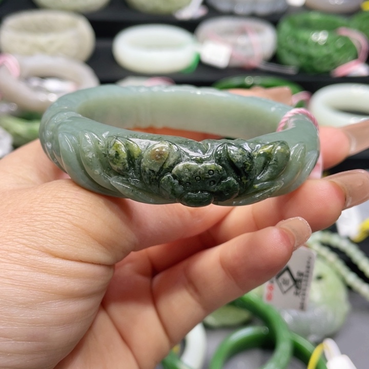 和田玉手镯圈口57。编号67未镶嵌