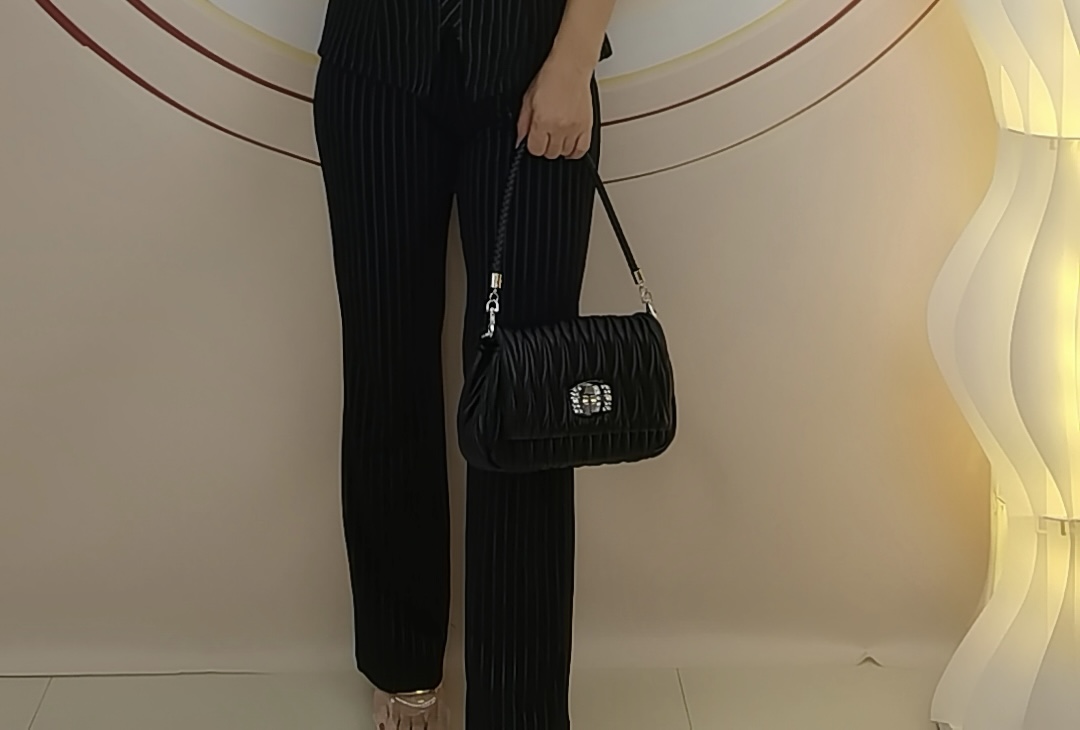 2025夏季新款气质时尚条纹微喇裤子直筒黑色长裤女士百搭女装显瘦