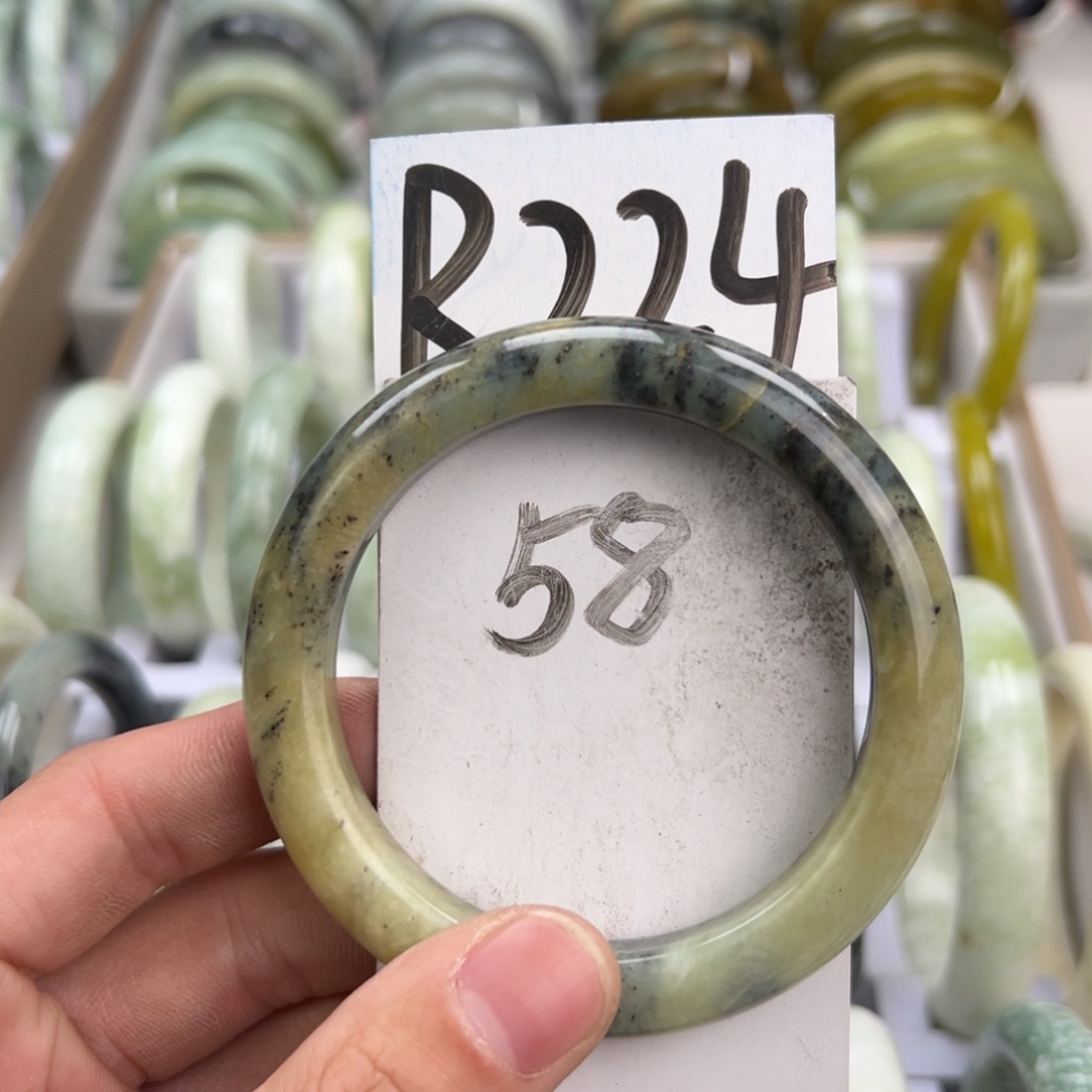 岫玉手镯未镶嵌天然岫玉微瑕，可以正常佩戴