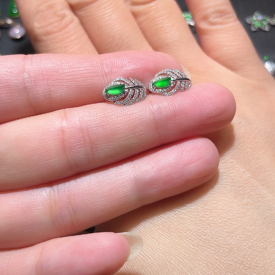 翡翠18K金镶嵌耳饰南非钻