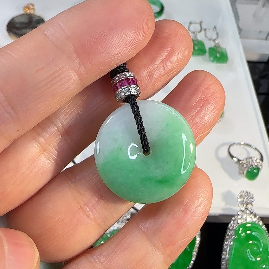 翡翠未镶嵌吊坠(赠链)