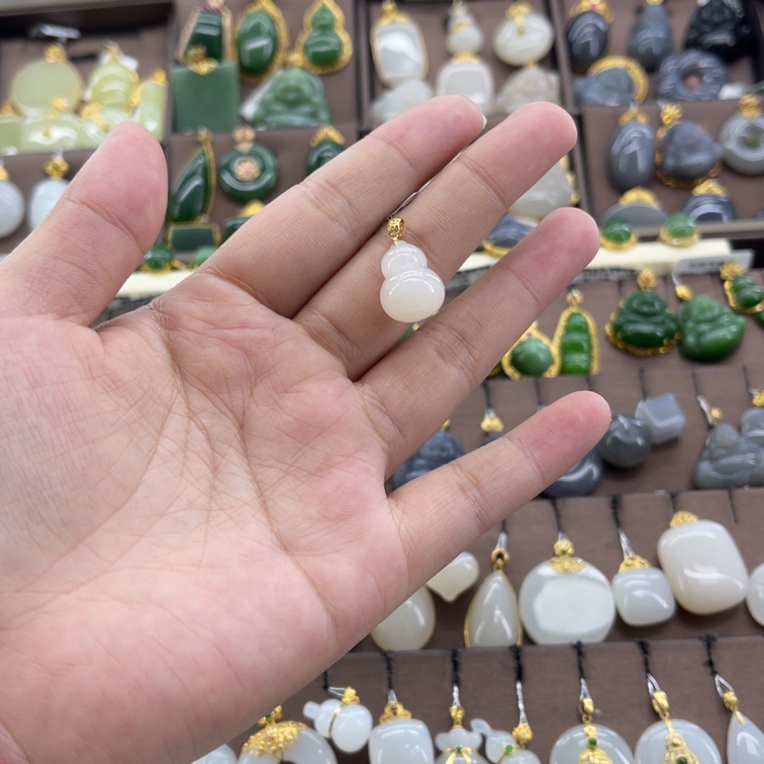 和田玉18K金镶嵌吊坠(赠链)