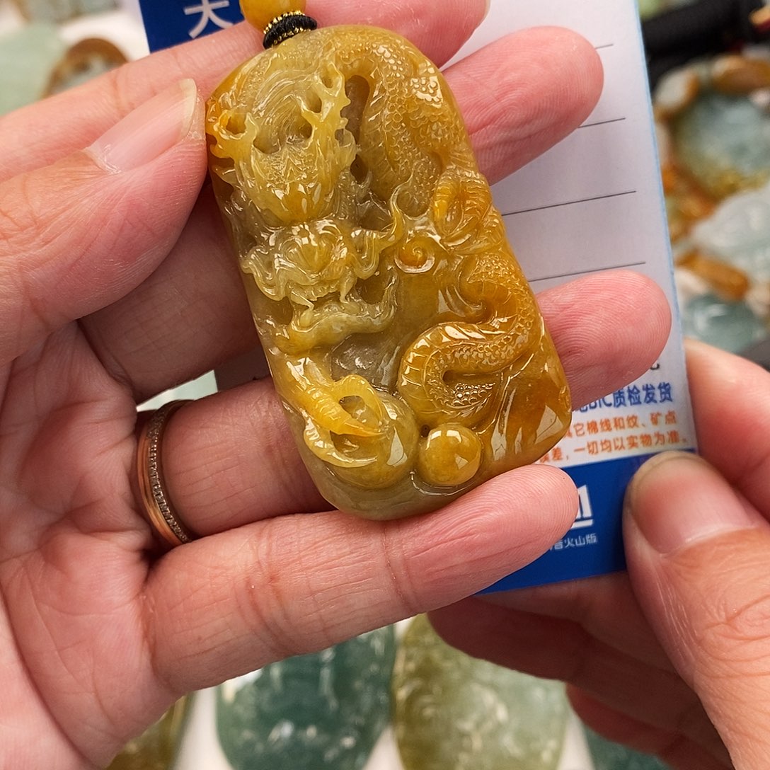 翡翠未镶嵌颈饰龙