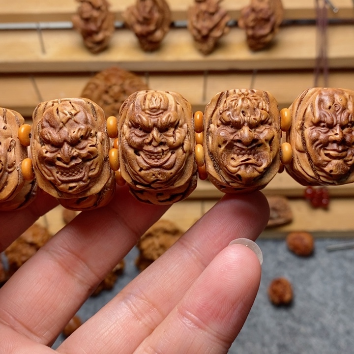 桃核雕刻恶僧手牌