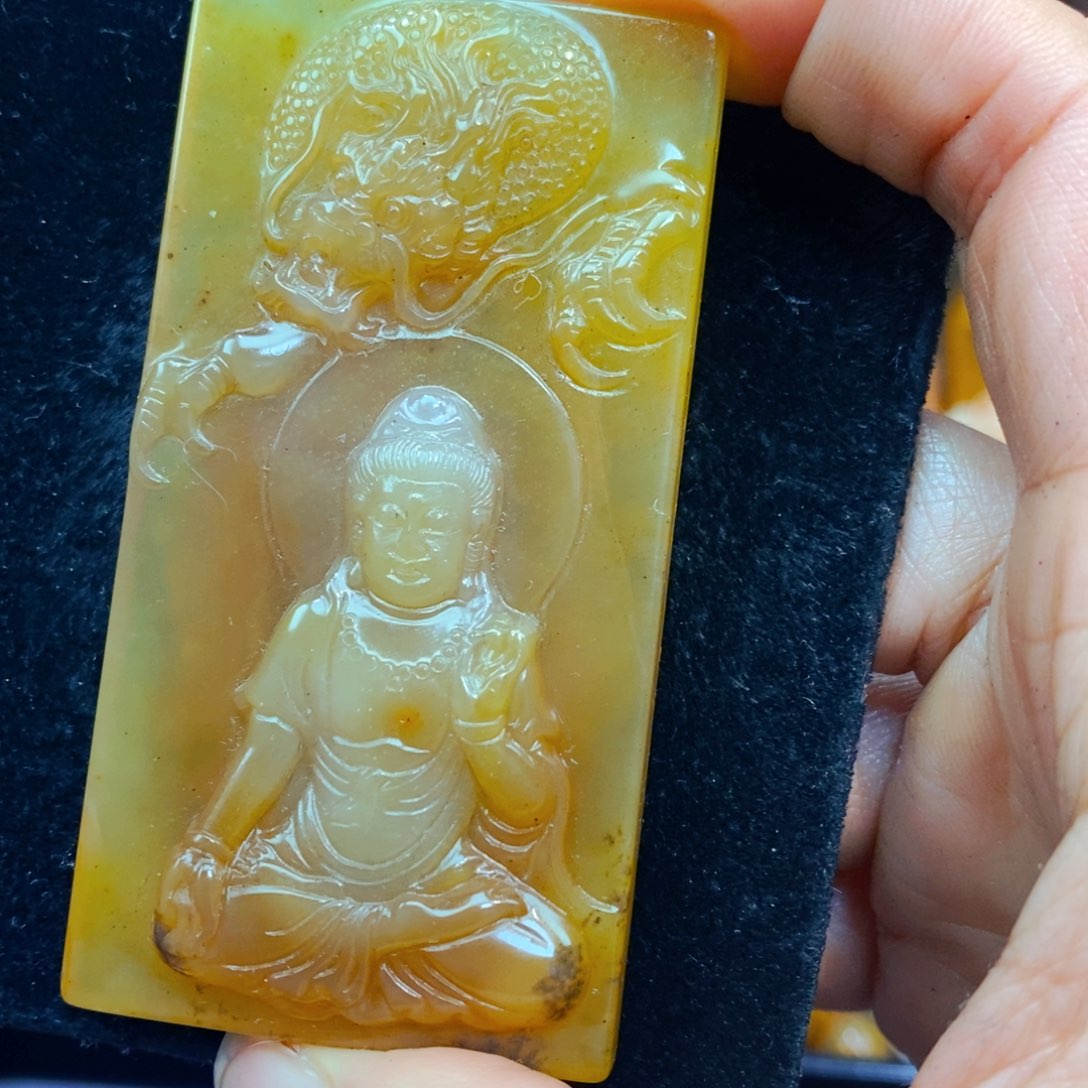 未镶嵌石英质玉（黄龙玉）颈饰