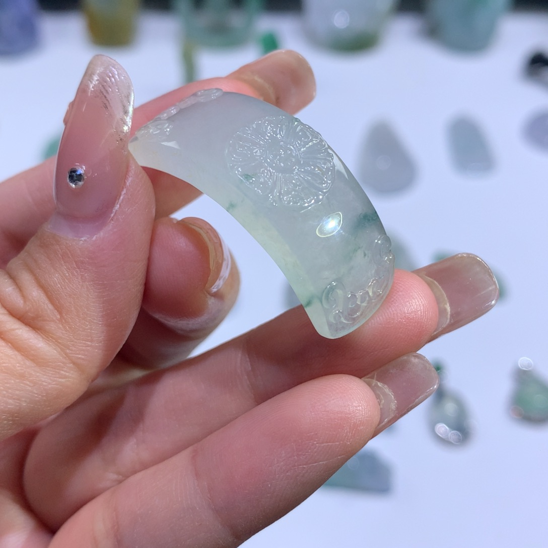 翡翠颈饰未镶嵌手牌