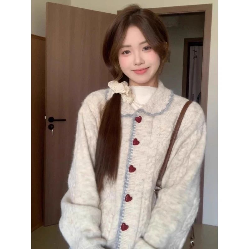 秋冬新款温柔甜美菱格爱心扣麻花针织开衫慵懒风娃娃领毛衣外套女