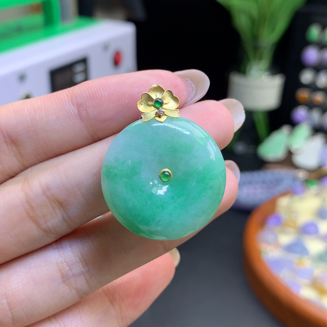 翡翠18K金镶嵌颈饰
