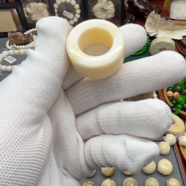 陶瓷半脑扳指一个