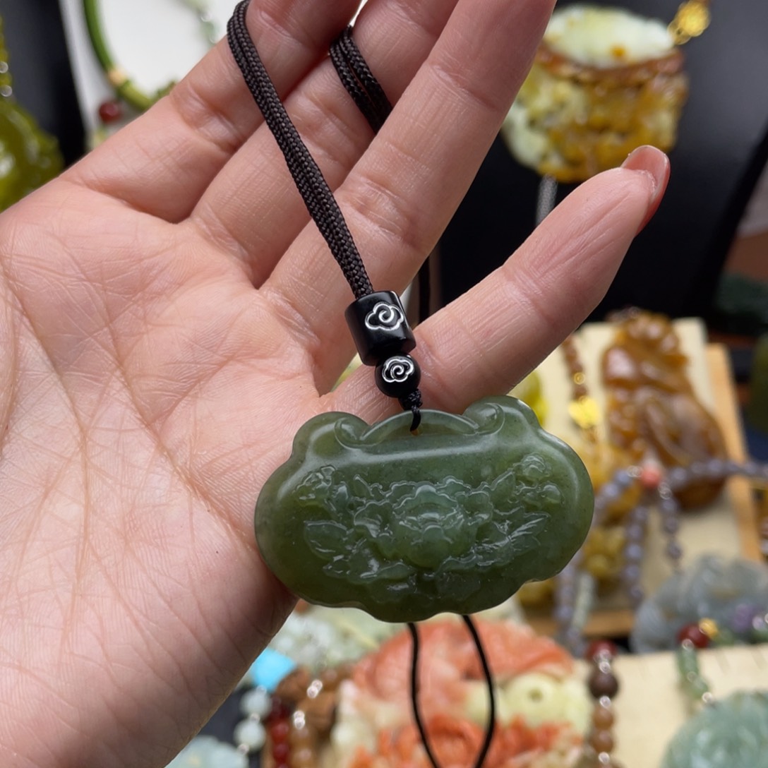 未镶嵌蛇纹石玉颈饰