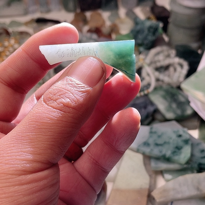 翡翠颈饰未镶嵌翡翠