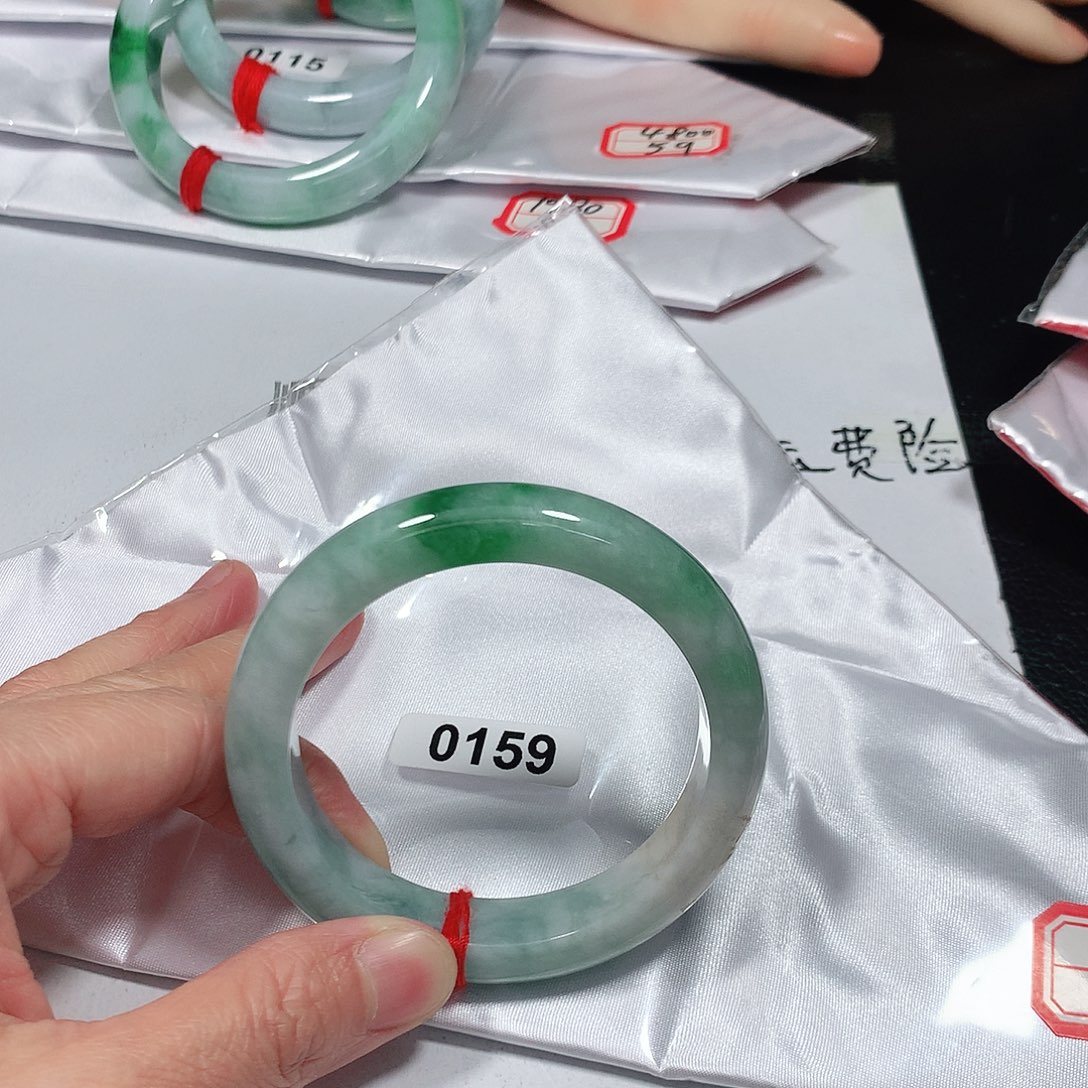 翡翠手镯未镶嵌天然缅甸A货翡翠手镯