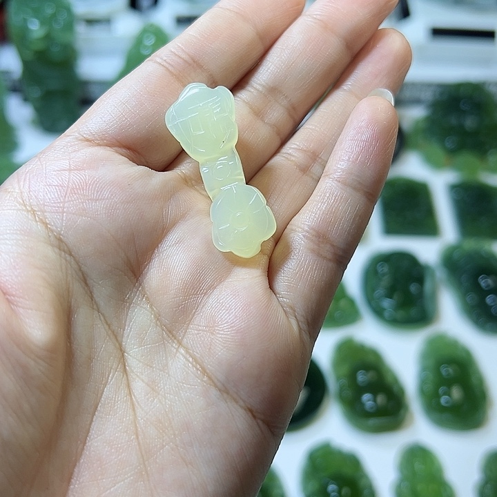 蛇纹石玉颈饰未镶嵌