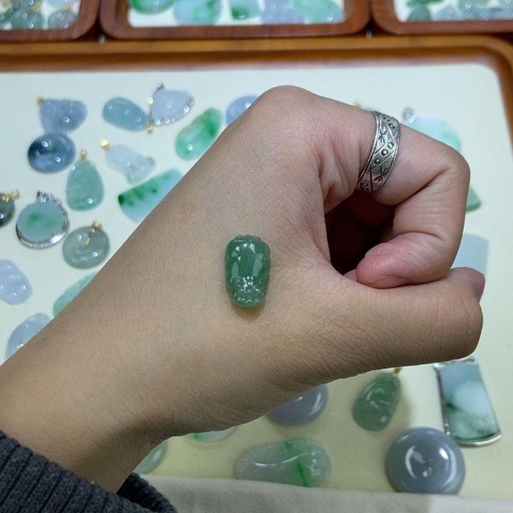 颈饰未镶嵌翡翠貔貅