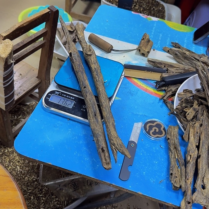 沉香木手把件黄**张勺子136克